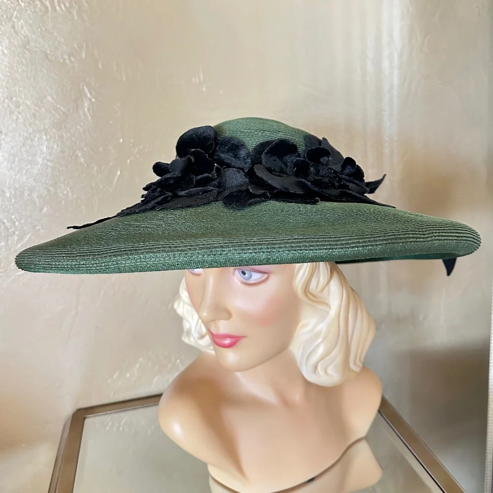 DASHING 1950s' GREEN STRAW WIDE BRIM HAT + BLACK FABRIC/VELOUR FLOWERS & BAND - Picture 3 of 14